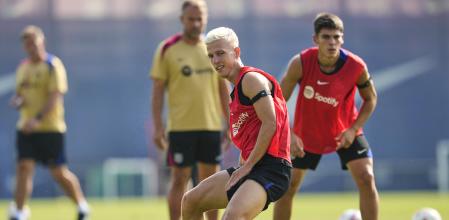 GRAFCAT7445. SANT JOAN DESPÍ (BARCELONA) (ESPAÑA), 23/08/2024.-El centrocampista del FC Barcelona, Dani Olmo, durante el entrenamiento que realiza la plantilla barcelonista este viernes en la Ciudad Deportiva Joan Gamper para preparar el partido de liga que disputarán mañana ante Athletic Club en el Estadio Olímpico Luís Companys.EFE/ Alejandro García