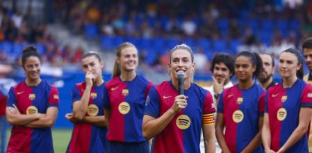 SANT JOAN DESPI (BARCELONA), 23/08/2024.- La centrocampista del FC Barcelona, Alexia Putellas (4i) durante la presentación del equipo antes del encuentro correspondiente al Trofeo Joan Gamper entre Fc Barcelona y el AC Milan este viernes en el estadio Johan Cruyff de la localidad barcelonesa de Sant Joan Despi. EFE/ Quique García