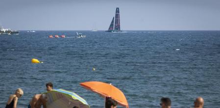 Ambient de la Copa Amèrica a la Platja del Somorrostro de Barcelona. 23-08-2024. Foto: Miquel Muñoz / Shooting.