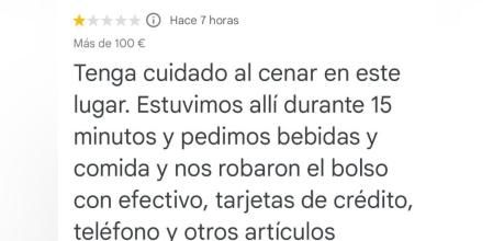 La persona afectada reconoce en su reseña que el local estaba muy concurrido por las fiestas.