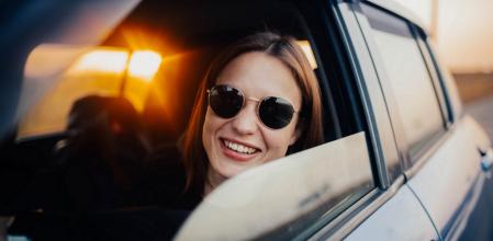 Dejar la ventanilla del coche abierta solo a la mitad puede suponer un riesgo en caso de accidente