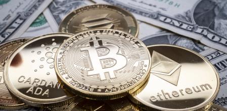 Diversas criptomonedas sobre billetes de dólar