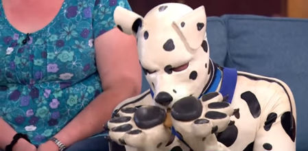 Así es Tom Peters, el hombre transespecie que camina a cuatro patas y pide ser reconocido como cachorro de dálmata Terceros