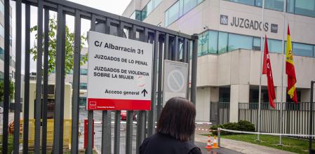 Una abogada entra a los Juzgados de lo Penal, Juzgados de Violencia sobre la mujer situados en Madrid. 