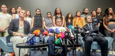 El productor musical Nacho Cano (c) ofrece declaraciones a los medios, a 9 de julio de 2024, en Madrid (España). Nacho Cano ha atendido a los medios de comunicación tras ser detenido por contratar presuntamente a inmigrantes irregulares para su musical 'Malinche'. En concreto, se le acusa de un presunto delito contra los derechos de la población inmigrante y otro contra los derechos de los trabajadores. Tras tomarle declaración este martes, 9 de julio, ha quedado en libertad con cargos a la espera de una citación judicial.