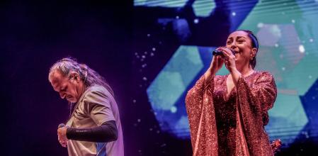 El grupo 'Camela' actúa en el concierto ‘Locos por la Música’, en el Estadio Santiago Bernabéu, a 26 de abril de 2024, en Madrid (España). El concierto, organizado por Binter, Líneas Aéreas de Canarias, celebra su séptima edición en Madrid. Además, se trata del primer concierto que se lleva a cabo en el nuevo Estadio Santiago Bernabéu. El evento dura siete horas, en las que actuarán diversos artistas de la música en español.