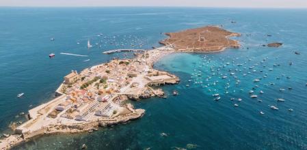 : La isla de Tabarca tiene dos kilómetros de largo y en verano la visitan 250.000 personas e innumerables embarcaciones fondean en la reserva marina. Autor: GVA