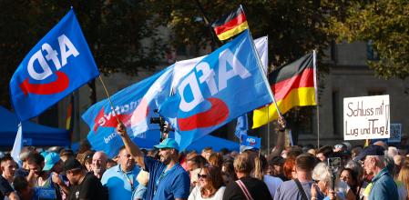 Erfurt (Germany), 31/08/2024.- Supporters of far-right Alternative for Germany party (AfD) await the speech of faction chairman in the regional parliament of Thuringia Bjoern Hoecke and top candidate for the upcoming 2024 Thuringia state election speaks during the final election campaign rally in Erfurt, Germany, 31 August 2024. The sign (R) reads lit. 'No more lies'. Thuringia state election, voting for the regional parliament 'Landtag', will be held on 01 September 2024. (Elecciones, Alemania) EFE/EPA/CLEMENS BILAN