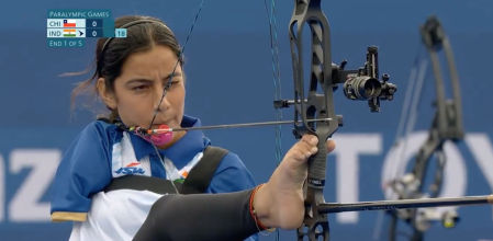 Sheetal Devi concentrada antes de disparar