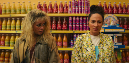 Billie Piper y Aurora Perrineau en una escena de 'Kaos'.