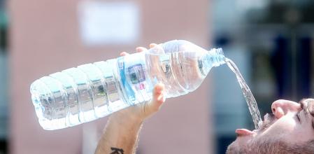 Aunque tomemos más agua en verano, la retención de líquidos no sería la causa del aumento de peso