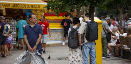Numerosos turistas aguardan en las inmediaciones del Mercado Central de València.&nbsp;