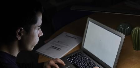 Un estudiante utiliza el ordenador para realizar tareas en casa, en Madrid (España),