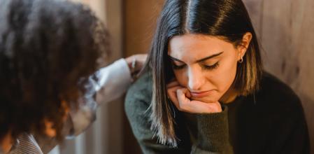 Una persona intentando animar a otra&nbsp;