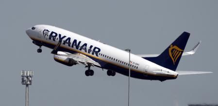 Azafato de Ryanair revoluciona el vuelo cantando y ofreciendo cerveza: “Lo que no podía faltar en un vuelo español”