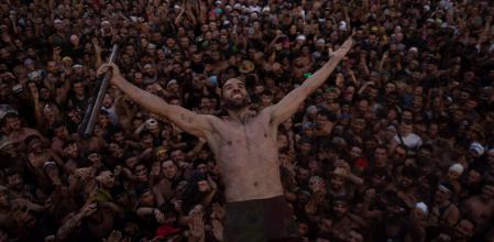 Según la leyenda, un albañil de Guadix descubrió la imagen mientras trabajaba en Baza, pero ambas localidades reclamaron su propiedad