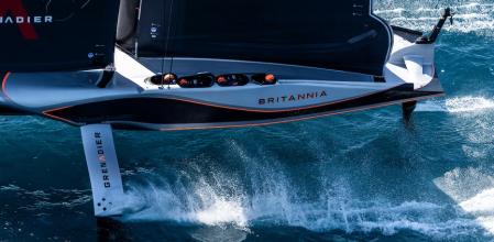 INEOS Britannia durante la regata de este lunes