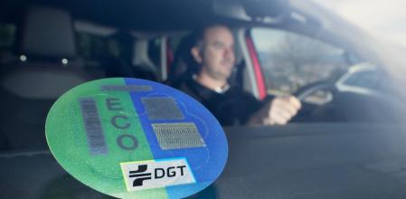 Los vehículos con etiqueta ECO de la DGT cuentan con ventajas económicas respecto a otros automóviles menos respetuosos con el medio ambiente 
