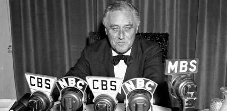 El presidente estadounidense Franklin D. Roosevelt en una comparecencia radiofónica en 1939 en la que apela al país a conservar su neutralidad ante la inminente guerra en Europa