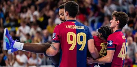 Dika Mem es retirado por sus compañeros Javi Rodríguez, N'Guessan y Ortega