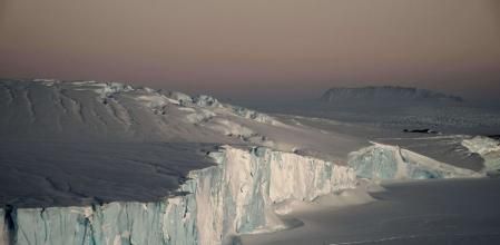 El vertido al océano de los hielos de la Antártida procedentes del interior del continente provocará un aumento del nivel del mar.