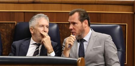 El ministro del Interior, Fernando Grande-Marlaska y el ministro de Transportes y Movilidad Sostenible, Óscar Puente, en el Congreso
