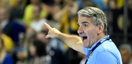 Kielce (Poland), 25/09/2024.- Barcelona's head coach Antonio Carlos Ortega reacts during the EHF Men's Champions League group B handball match between Industria Kielce and FC Barcelona in Kielce, Poland, 25 September 2024. (Balonmano, Liga de Campeones, Polonia) EFE/EPA/Piotr Polak POLAND OUT