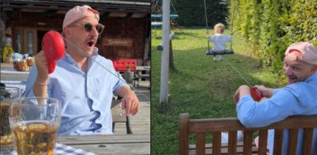 El hombre utiliza una cinta retráctil para balancear a su hijo