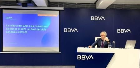 El catedrático emérito de economía aplicada, Josep Oliver, durante la presentación