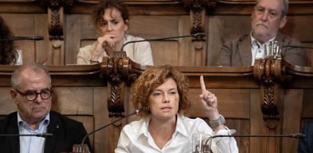 Elisenda Alamany, junto al teniente de alcalde de Economía, Jordi Valls, en un pleno municipal&nbsp;