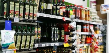 Pasillo del aceite de oliva en un supermercado&nbsp;
