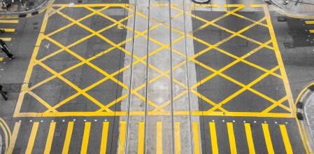 Una cuadrícula de marcas amarillas en el suelo simboliza que no se puede entrar en la intersección si hay la posibilidad de quedarse parado en ella, obstaculizando la circulación