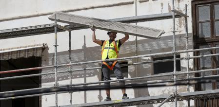 Un obrero de la construcción trabaja en un andamio en València&nbsp;