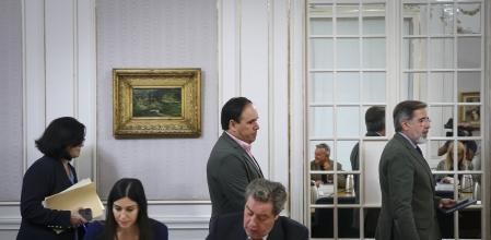 El portavoz del PP en Les Corts, Juanfran Pérez Llorca, pasa junto al síndic de Vox, José María Llanos.