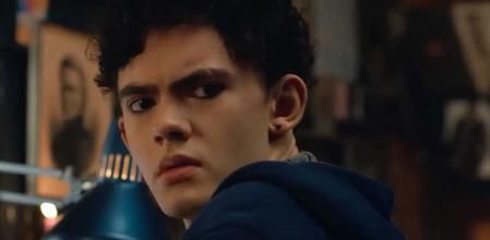 Joe Locke en una imagen de 'Agatha, ¿quién si no?', que emite Disney+.