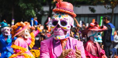 Un desfile del Día de los Muertos de México.