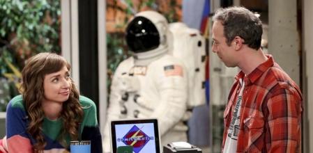 Lauren Lapkus, de dependienta a pareja romántica de Stuart como Denise.