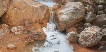 La riera d'Aigua Salada con poca agua.