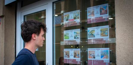 Un joven consulta la oferta de vivienda de una inmobiliaria, en Sant Cugat del Vallès&nbsp;