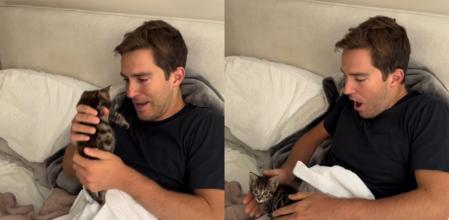 El hombre y su nueva mascota.