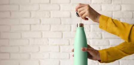 El método más eficaz para lavar y desinfectar la botella de agua reutilizable.