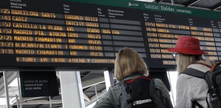 Renfe ha suprimido este domingo varios trenes entre Madrid, la Comunitat Valenciana y Murcia debido a una incidencia en el túnel de alta velocidad que une las estaciones de Atocha y Chamartín 