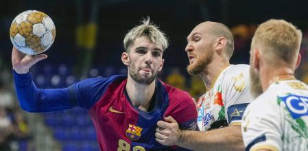 BARCELONA, 24/10/2024.- El jugador del FC Barcelona Cikusa (i) lanza a portería ante el jugador del Magdeburgo O' Sullivan durante el partido correspondiente a la sexta jornada del Grupo B de la Liga de Campeones de Balonmano disputado este jueves en Barcelona. EFE/Enric Fontcuberta