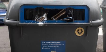 Un contenedor de basura, a 29 de diciembre de 2023, en Madrid (España). El Ayuntamiento de Madrid ha pedido colaboración a la ciudadanía no sacando la basura en Nochebuena, Navidad, Nochevieja y Año Nuevo, debido a que esos días no hay servicio de recogida. Dichas labores se reforzarían los días posteriores a los festivos, con el fin de retirar los residuos generados en las celebraciones. El servicio volverá a la normalidad la noche del próximo 1 al 2 de enero.