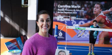 OVIEDO, 23/10/2024.- La campeona olímpica de bádminton Carolina Marín, Premio Princesa de Asturias de los Deportes 2024, muestra un retrato hecho por uno de los alumnos mientras mantiene un encuentro con alumnado que ha participado en un programa educativo en torno a su trayectoria, este miércoles en Oviedo. EFE/ Paco Paredes