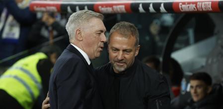 MADRID, 26/10/2024.- El entrenador del Real Madrid Carlo Ancelotti (y) saluda en Hans-Dieter Flick, entrenador del FC Barcelona, previo en el partido de la jornada 11 de LaLiga EA Sports entre el Real Madrid y el FC Barcelona, este sábado en el estadio Santiago Bernabéu, en Madrid. EFE/ Juanjo Martín