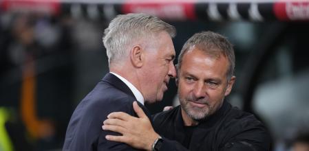 Carlo Ancelotti hablando con Hansi Flick en un momento del partido del pasado sábado&nbsp;