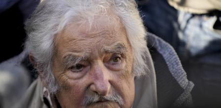El ex presidente de Uruguay Jose “Pepe” Mujica atiende a un periodista&nbsp;