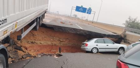 Estado en el que se encuentra el denominado 'Bypass de Valencia' de la A-7, sentido Alicante, a la altura de la salida hacia 336 la A-3, a causa de las fuertes tormentas caídas en la península 