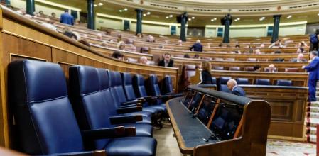 Pleno en el congreso de los Diputados escaños vacios del gobierno al suspenderse el pleno.